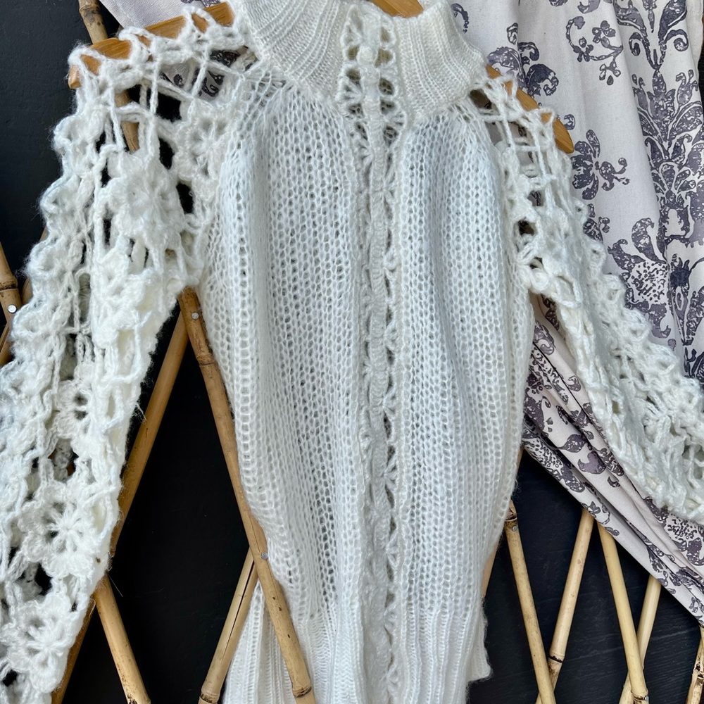 Elegant White Turtleneck Sweater with Intricate Knit Patterns